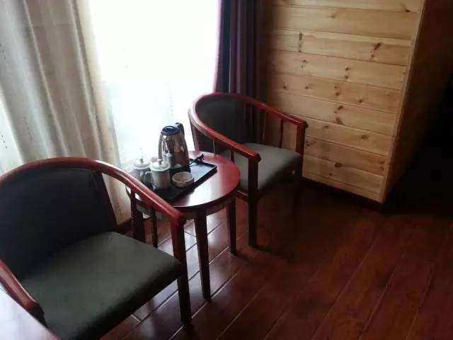 有山有水，还有宫崎骏动漫里的悬崖小屋，都在山西穽底村