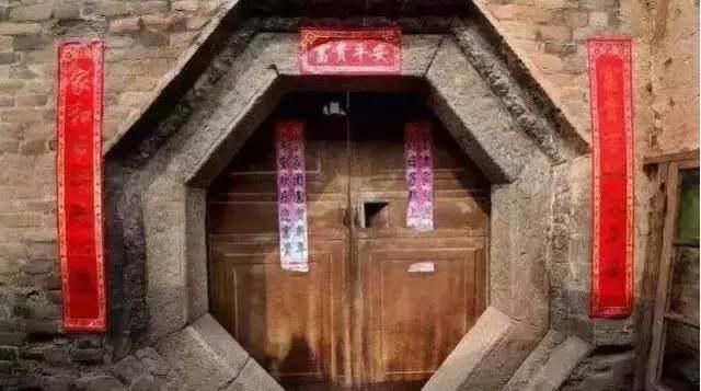 有山有水，还有宫崎骏动漫里的悬崖小屋，都在山西穽底村