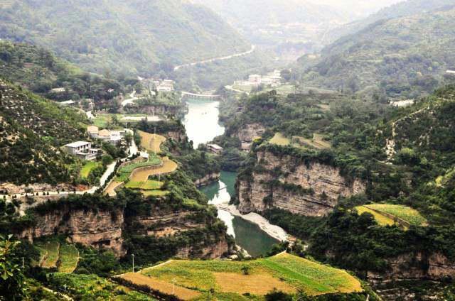 有山有水，还有宫崎骏动漫里的悬崖小屋，都在山西穽底村