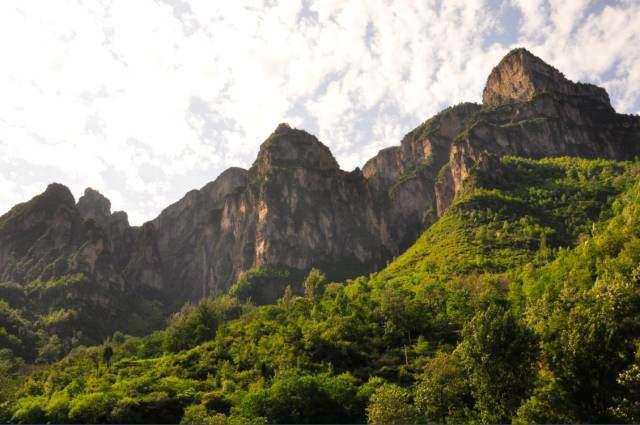 有山有水，还有宫崎骏动漫里的悬崖小屋，都在山西穽底村