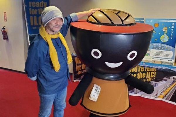 日本动画导演“押井守”参加大胃王比赛，连吃59碗面，表情麻木