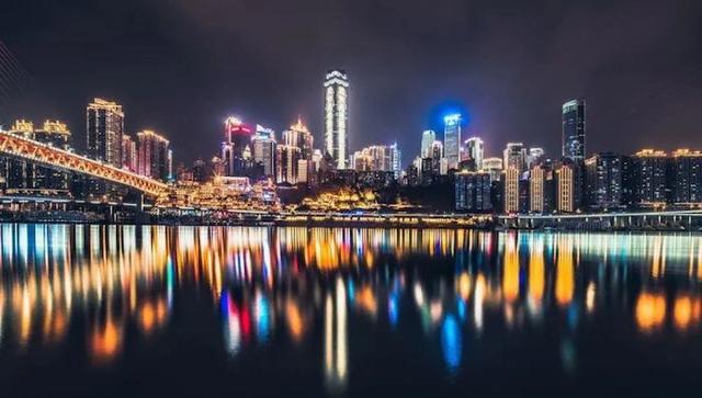 重庆48小时｜在这座火辣的城市里，体验它的5D魔幻感