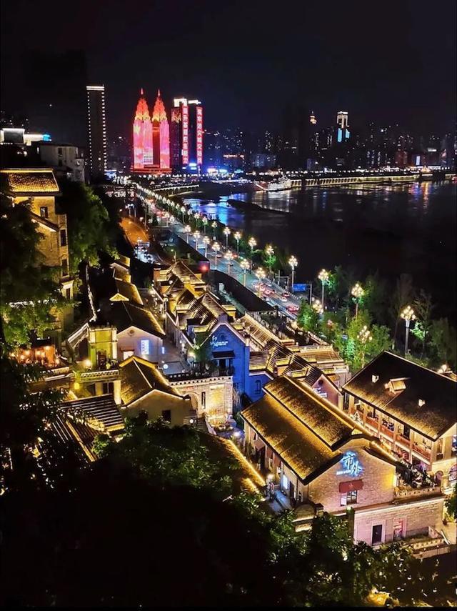重庆48小时｜在这座火辣的城市里，体验它的5D魔幻感