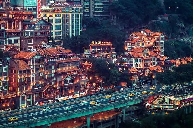 重庆48小时｜在这座火辣的城市里，体验它的5D魔幻感