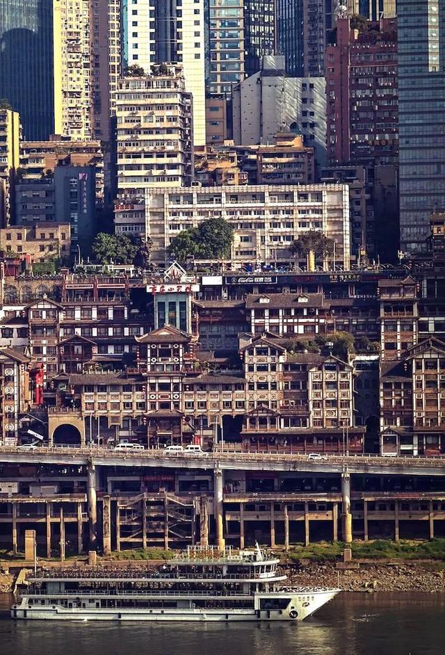 重庆48小时｜在这座火辣的城市里，体验它的5D魔幻感