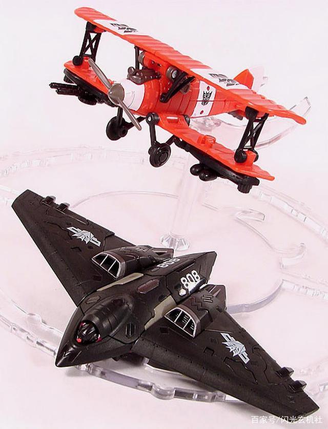 变形金刚动漫人物：《卷土重来》漫画版造型的霸天虎人物-天行者