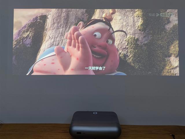 坚果S1Ultra菲涅尔屏增益幕布评测：磁吸安装 2.6倍亮度提升