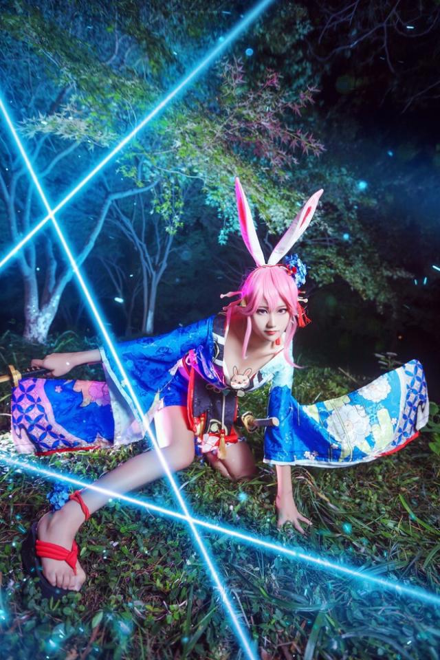 崩坏三：八重樱超酷cos，肤白胜雪美如画，满屏激光特效神级还原