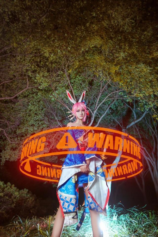 崩坏三：八重樱超酷cos，肤白胜雪美如画，满屏激光特效神级还原