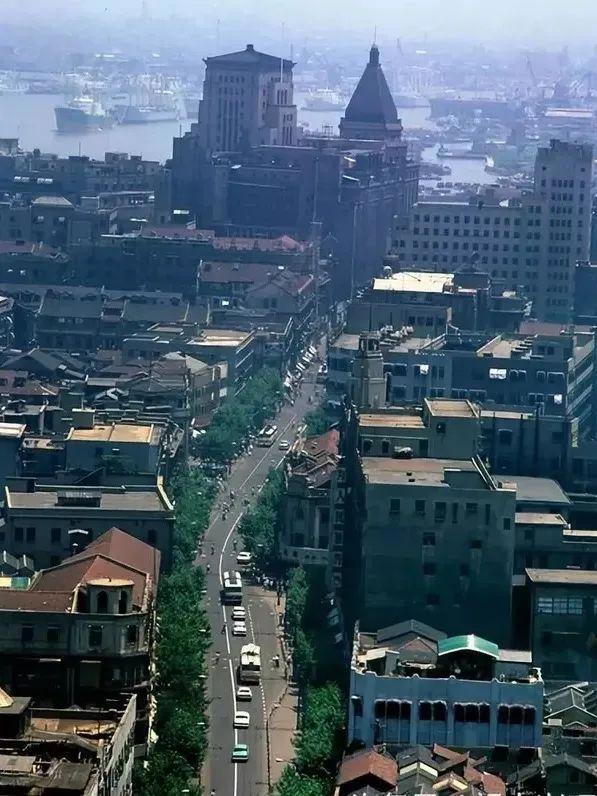 观点|迈向社会主义现代化国际大都市，上海应该选择怎样的产业发展路径？