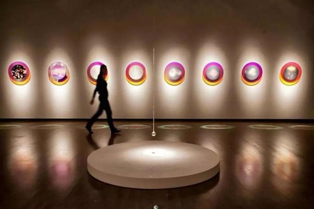 她可能是史上最酷的coser，星辰、宇宙和外星人，比科幻还要科幻