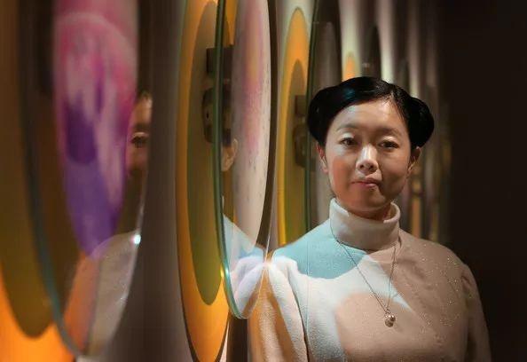 她可能是史上最酷的coser，星辰、宇宙和外星人，比科幻还要科幻