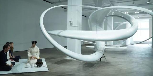 她可能是史上最酷的coser，星辰、宇宙和外星人，比科幻还要科幻