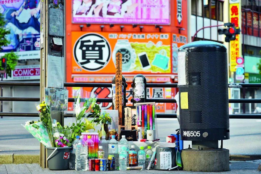 造成7死10伤，日本杀人狂被判死刑却苟活12年，如今还开起了画展