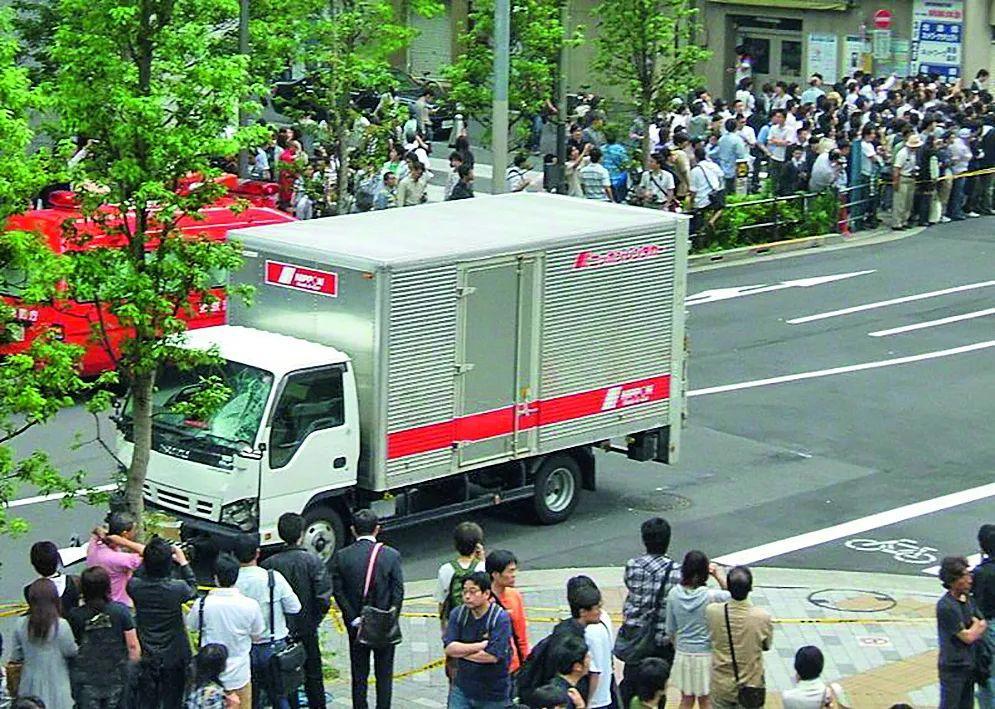 造成7死10伤，日本杀人狂被判死刑却苟活12年，如今还开起了画展