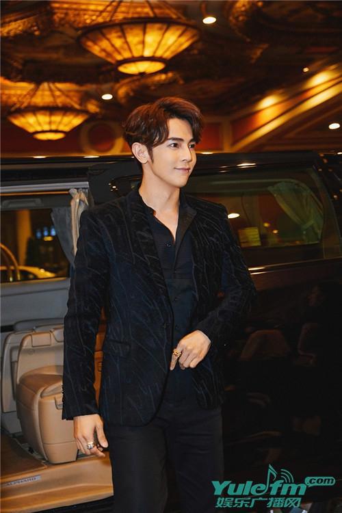 汪东城酷帅亮相时装周网友大赞“黑马王子超有型”