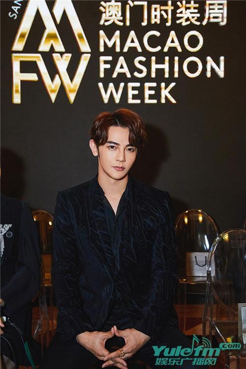 汪东城酷帅亮相时装周网友大赞“黑马王子超有型”