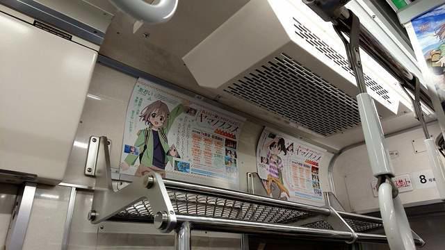 《登山少女》作者乘电车发现车内全是自己的画作，简直尴尬又羞耻