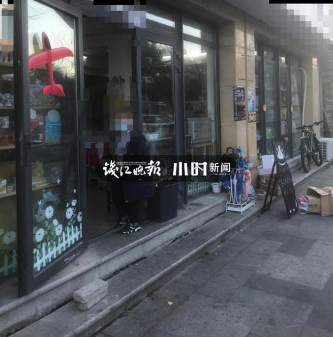 最近很多娃痴迷买它!男孩们老躲在厕所“交易”，有妈妈冲进小卖部发飙