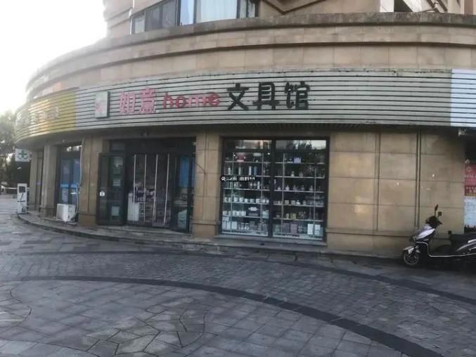 最近很多娃痴迷买它!男孩们老躲在厕所“交易”，有妈妈冲进小卖部发飙