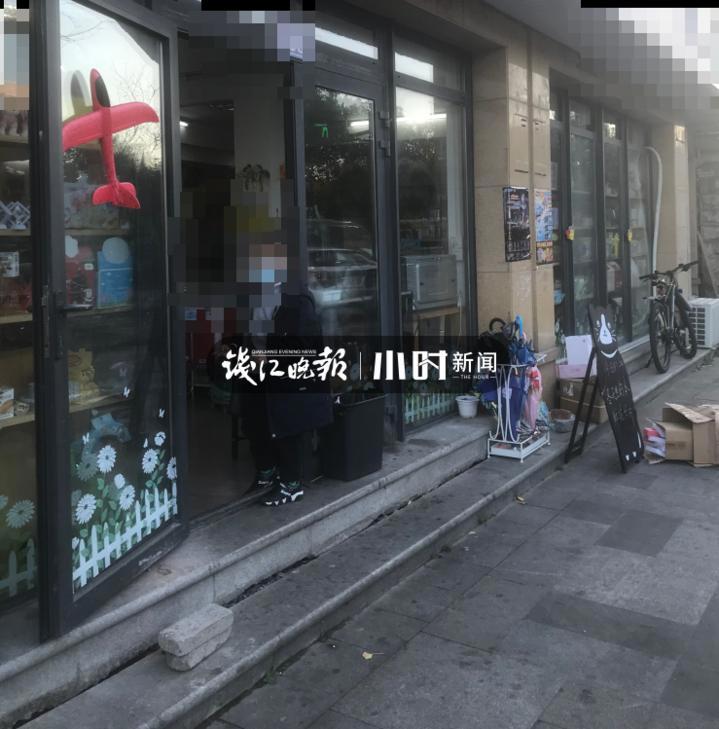 最近浙江很多娃痴迷买它！男孩们老躲在厕所“交易”，有妈妈冲进小卖部发飙