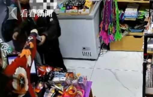 暖心老板娘借出口罩诚信小学生隔天来还钱……