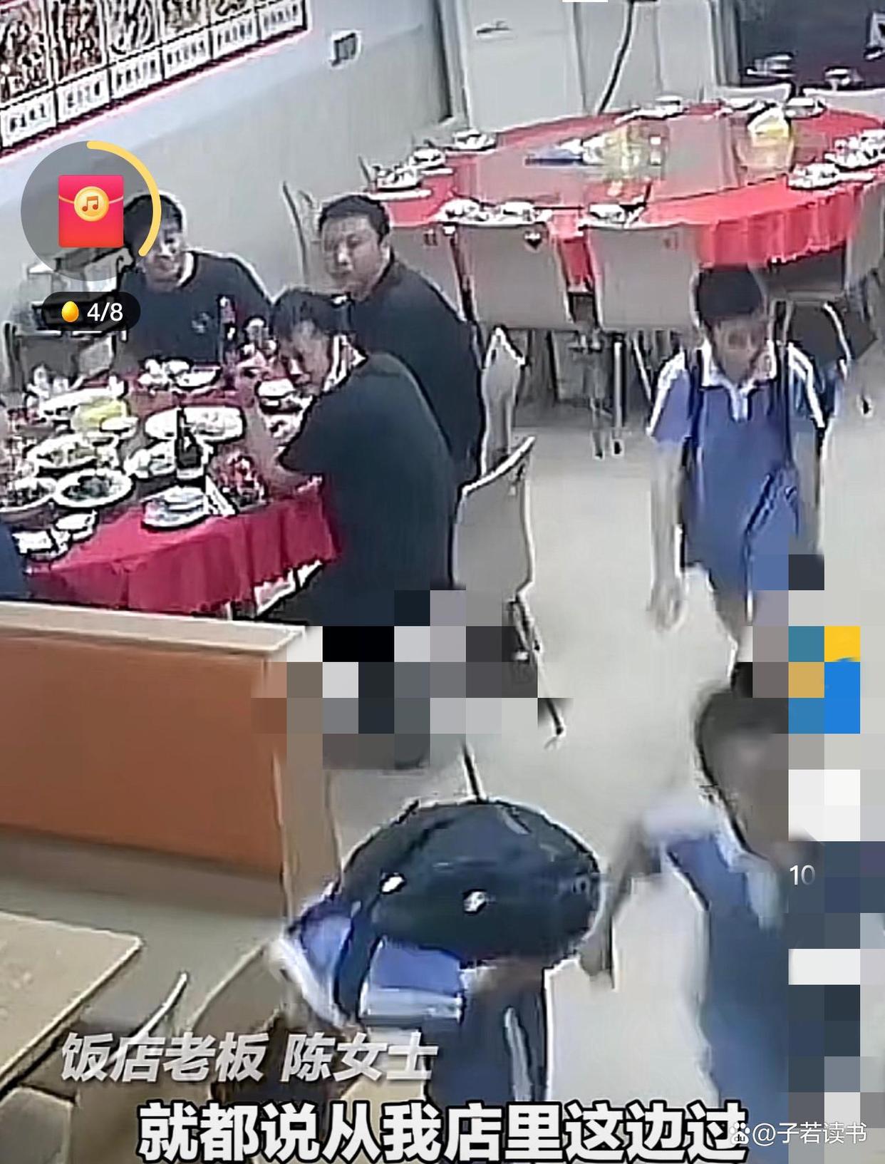 小学生抄近路从饭店里穿过，鞠躬感谢老板娘允许他们从里面过！