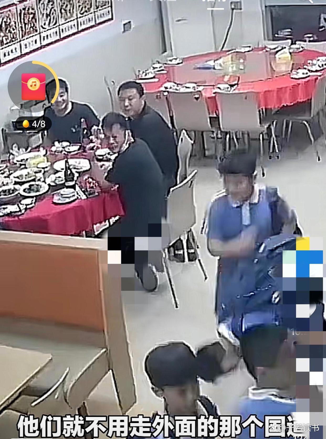 小学生抄近路从饭店里穿过，鞠躬感谢老板娘允许他们从里面过！