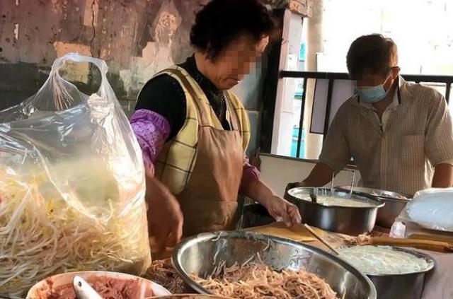 街头的“人气”早餐，人均10元随便吃，老板娘：不卖给小学生！