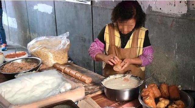 街头的“人气”早餐，人均10元随便吃，老板娘：不卖给小学生！