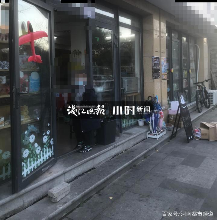 男孩们老躲在厕所“交易”，有妈妈冲进小卖部发飙：昧着良心赚钱