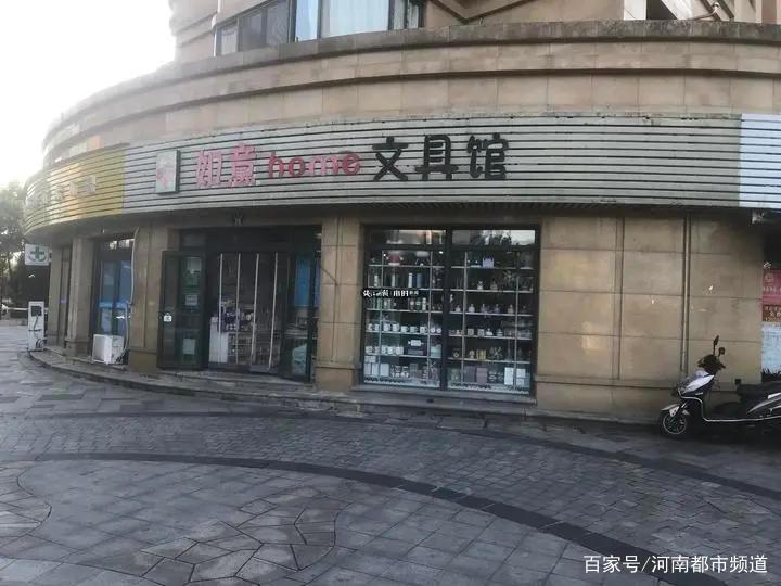 男孩们老躲在厕所“交易”，有妈妈冲进小卖部发飙：昧着良心赚钱