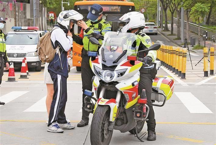 考场外那些坚毅暖心的“藏青”警色_深圳商报数字报