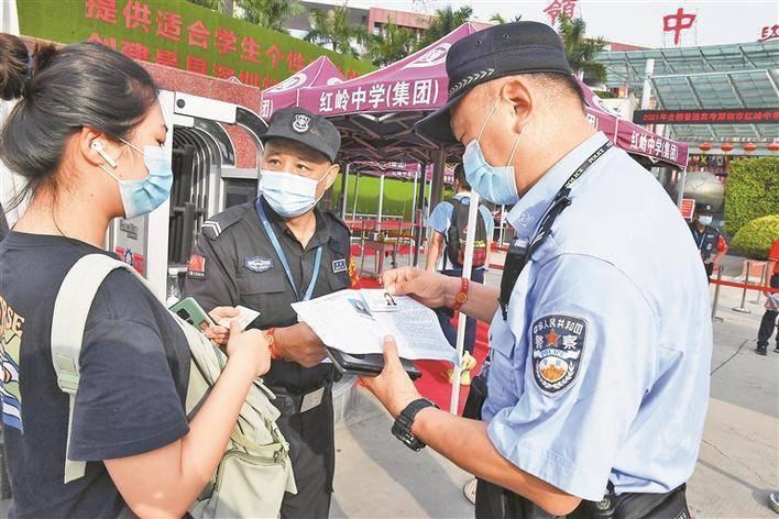 考场外那些坚毅暖心的“藏青”警色_深圳商报数字报