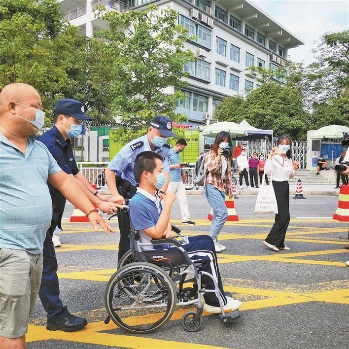 考场外那些坚毅暖心的“藏青”警色_深圳商报数字报