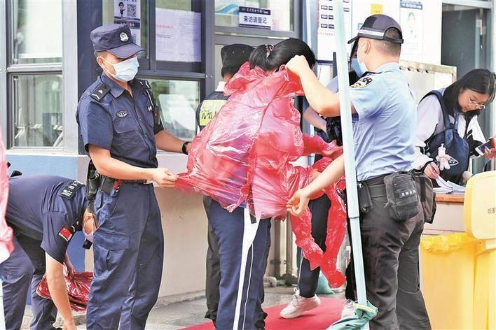 考场外那些坚毅暖心的“藏青”警色_深圳商报数字报