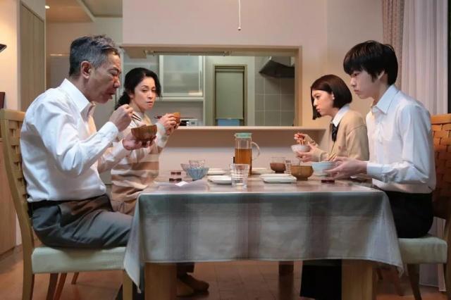 一部另类讽刺的科幻片，《犬屋敷》展露社会百态之丑