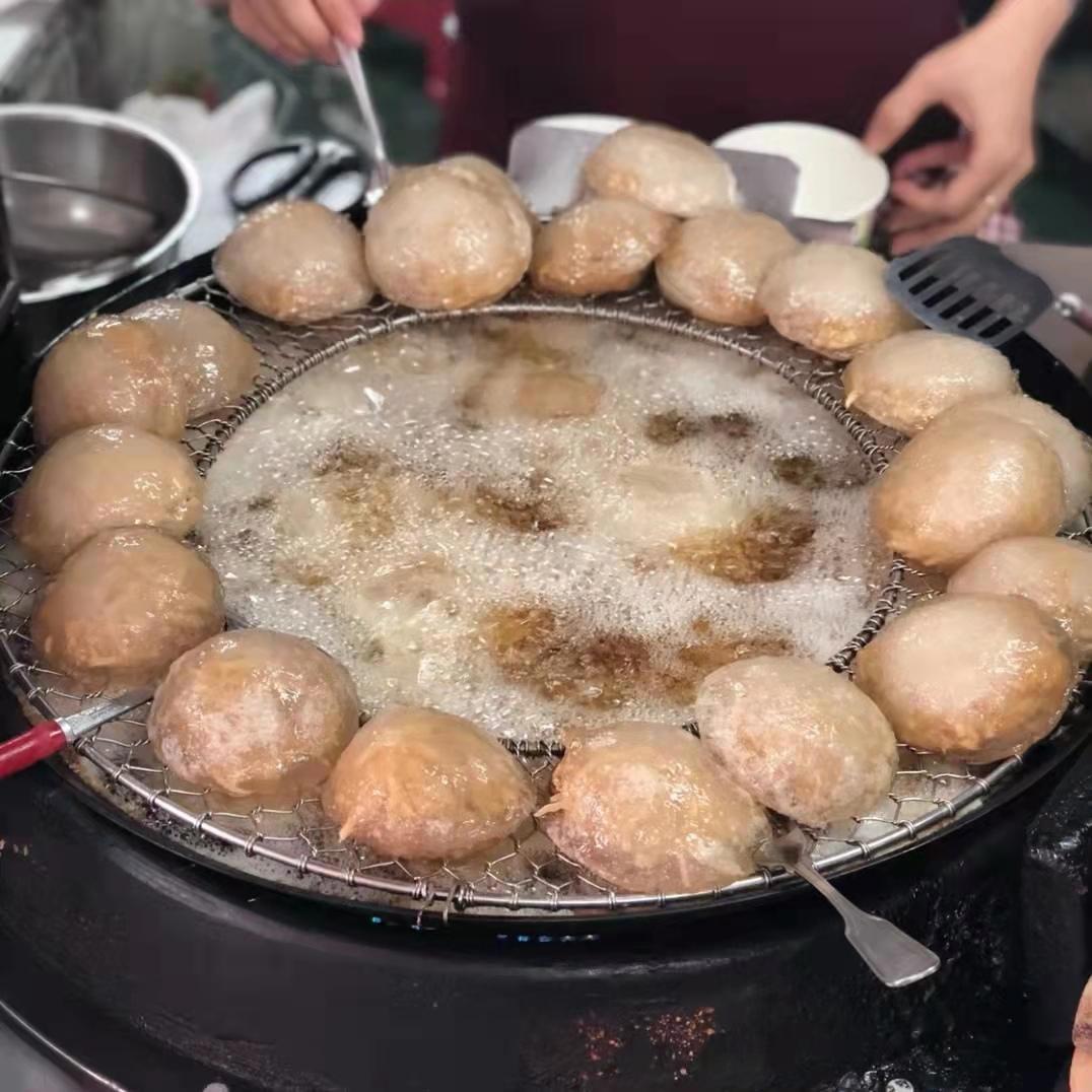 《千与千寻》里，千寻爸爸吃了变成猪的食物是啥？原画师PO图解谜