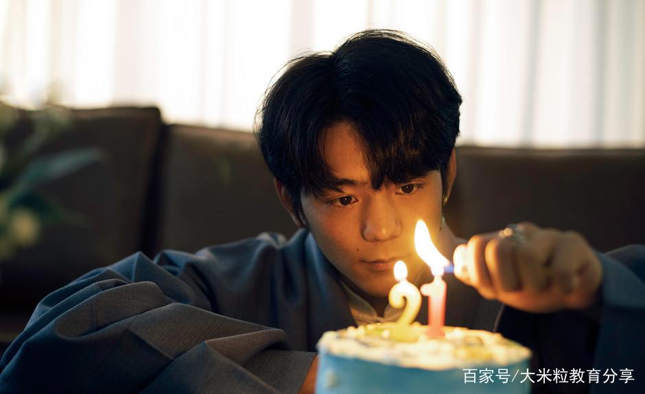 丁真加入“天天向上”惹争议，普通话过关了？他用西装照回复质疑