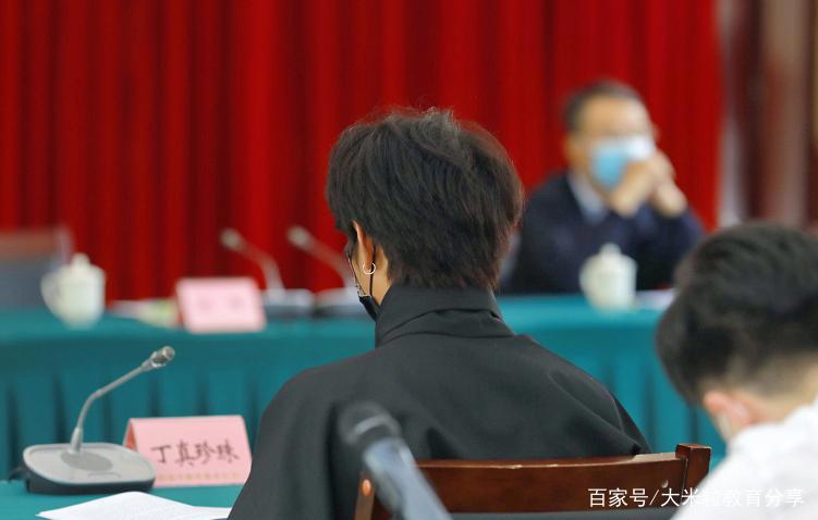 丁真加入“天天向上”惹争议，普通话过关了？他用西装照回复质疑