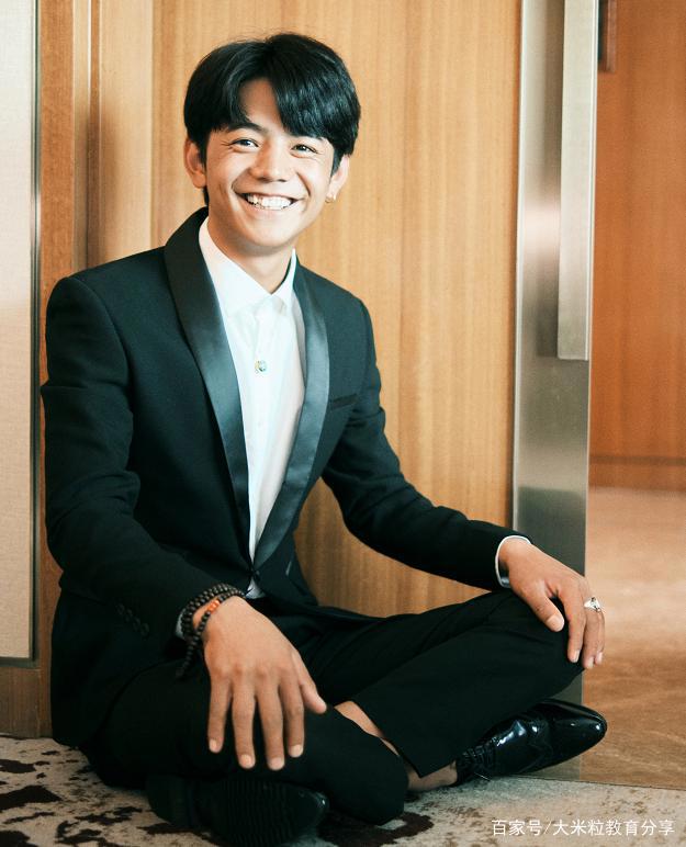 丁真加入“天天向上”惹争议，普通话过关了？他用西装照回复质疑