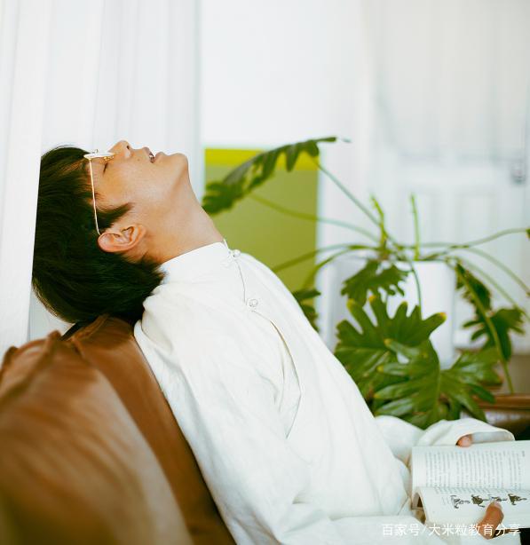 丁真加入“天天向上”惹争议，普通话过关了？他用西装照回复质疑