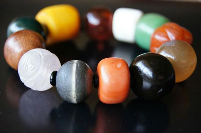 《宝石之国》隐藏在致郁剧情之下的，是作者独特的佛教追求