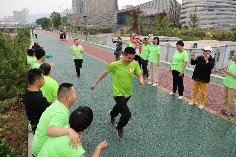 “小蜗牛”走出家门融入社会