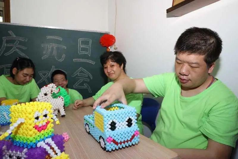 “小蜗牛”走出家门融入社会