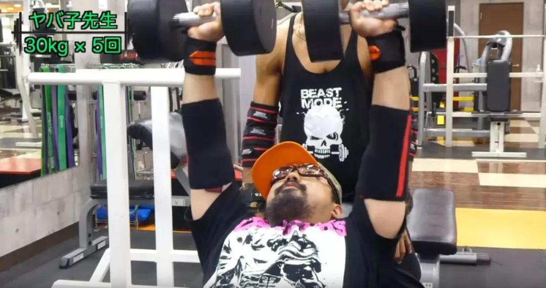 健身少女与拳愿阿修罗联动，导演和原作者比拼谁是真正猛男