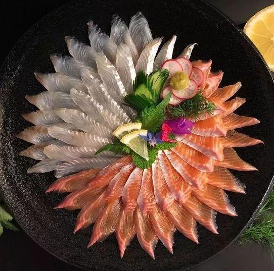 别人家的老爸！他用生鱼片给家人拼出绝美摆盘，网友羡慕不已