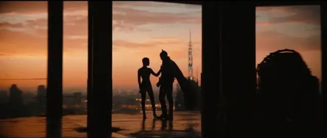 《新蝙蝠侠》上映前，先看“猫女”如何为爱鼓掌