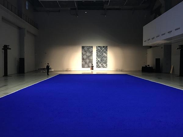 现场｜一个通向“克莱因蓝”的世界，仿佛海洋与天空