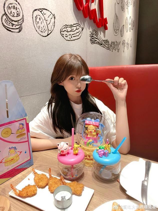 宝可梦跨界联动必胜客，六一有吃有玩太快乐，做回追番小孩！